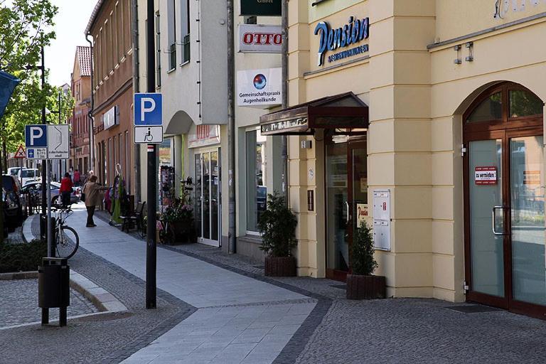 Pension Am Markt Люббен Экстерьер фото