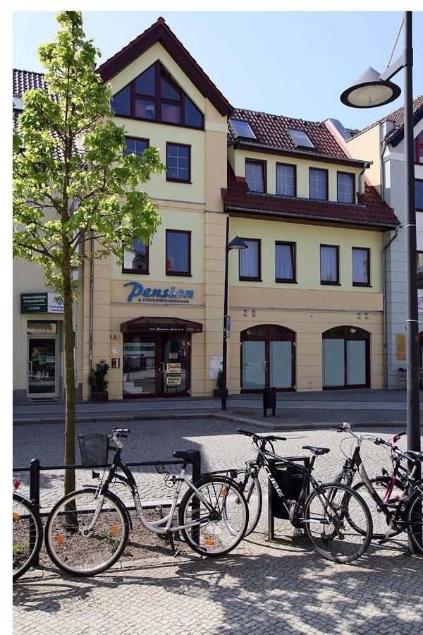 Pension Am Markt Люббен Экстерьер фото