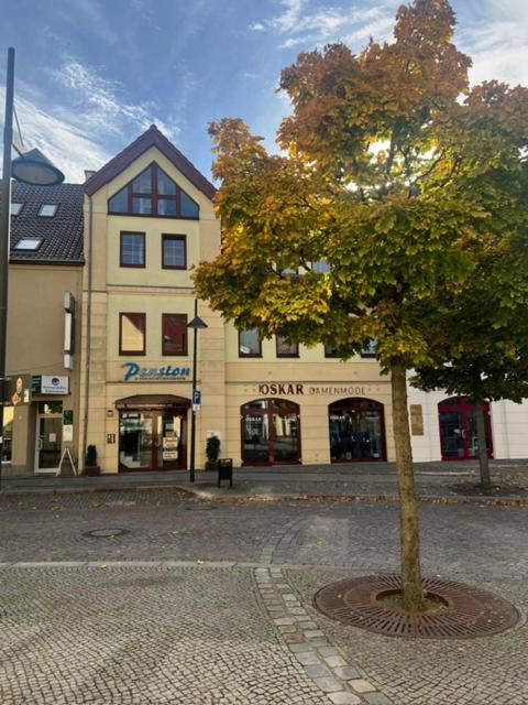 Pension Am Markt Люббен Экстерьер фото