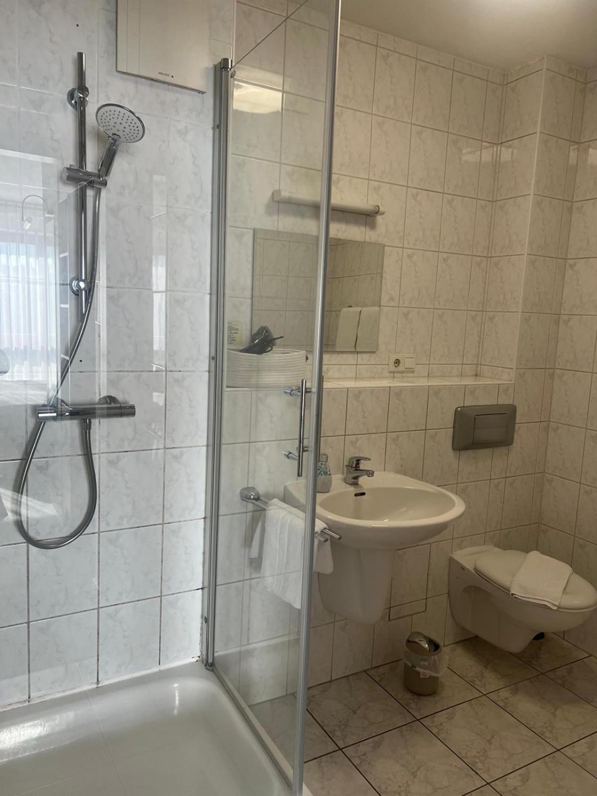 Pension Am Markt Люббен Экстерьер фото