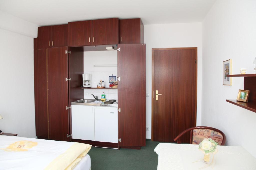 Pension Am Markt Люббен Номер фото