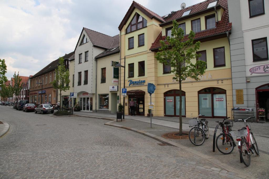 Pension Am Markt Люббен Экстерьер фото