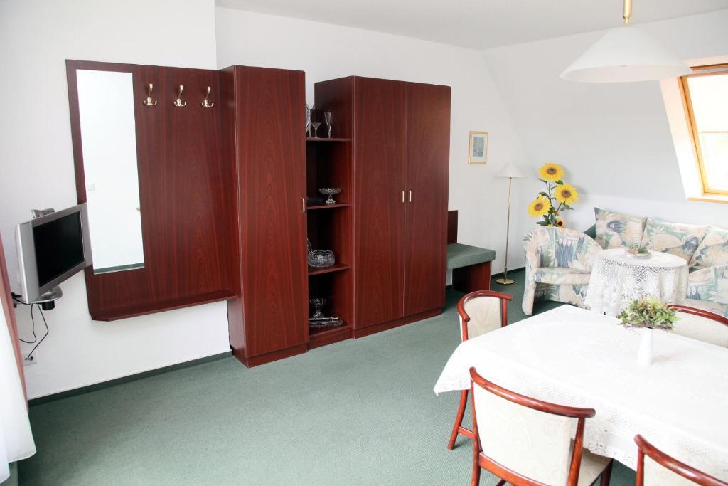 Pension Am Markt Люббен Номер фото